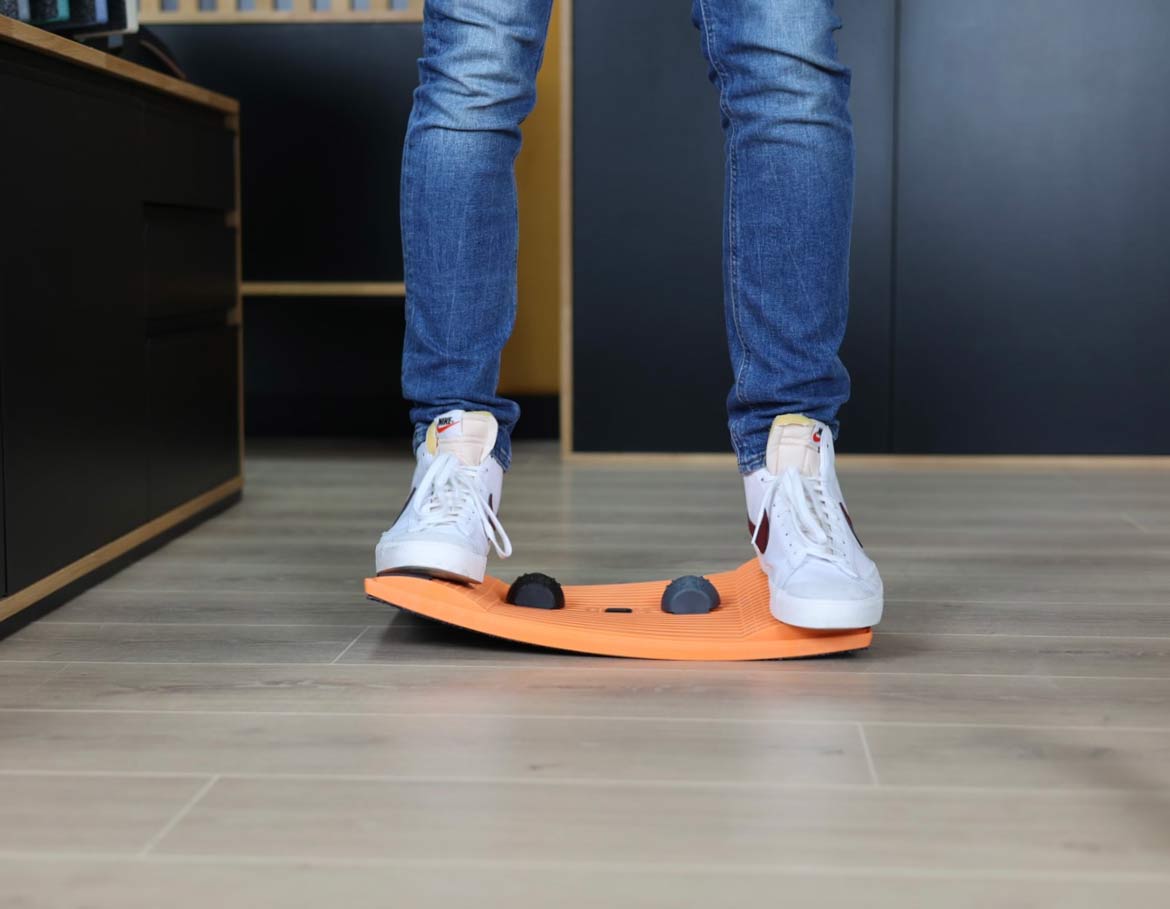 GYMBA Balance Board Fußstützen im Stehen und Sitzen