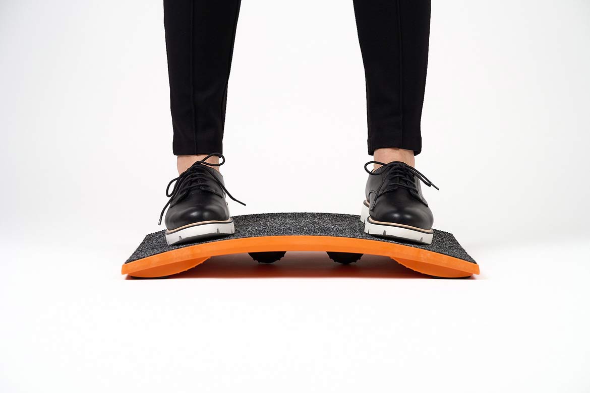 GYMBA Balance Board Fußstützen im Stehen und Sitzen