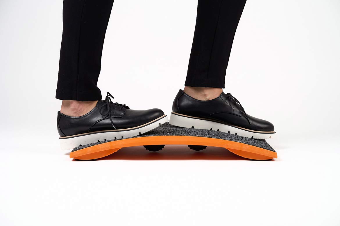 GYMBA Balance Board Fußstützen im Stehen und Sitzen