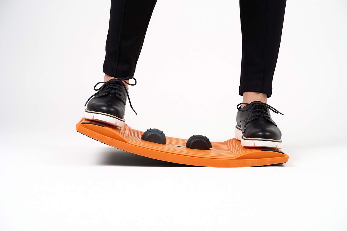 GYMBA Balance Board Fußstützen im Stehen und Sitzen