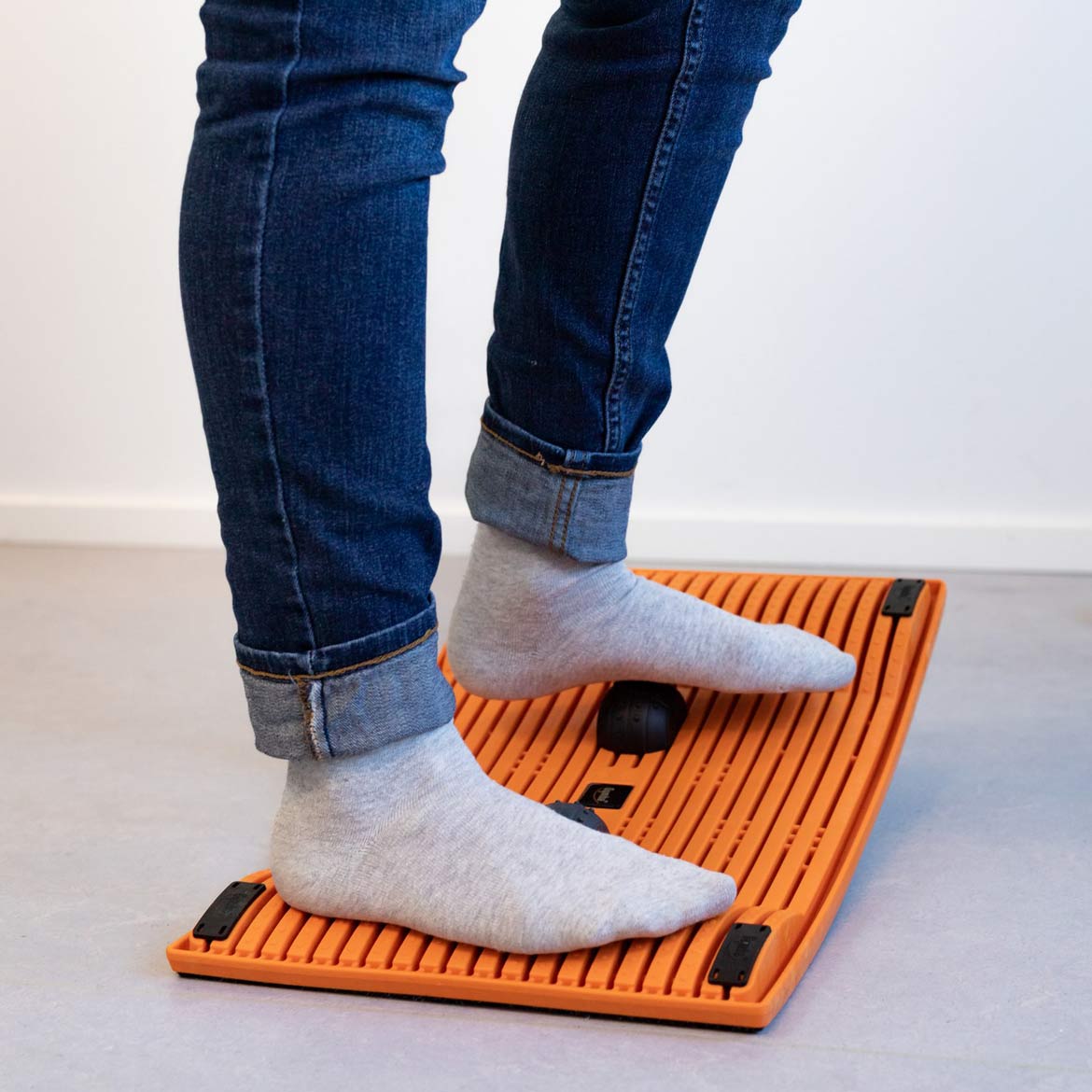 GYMBA Balance Board Fußstützen im Stehen und Sitzen