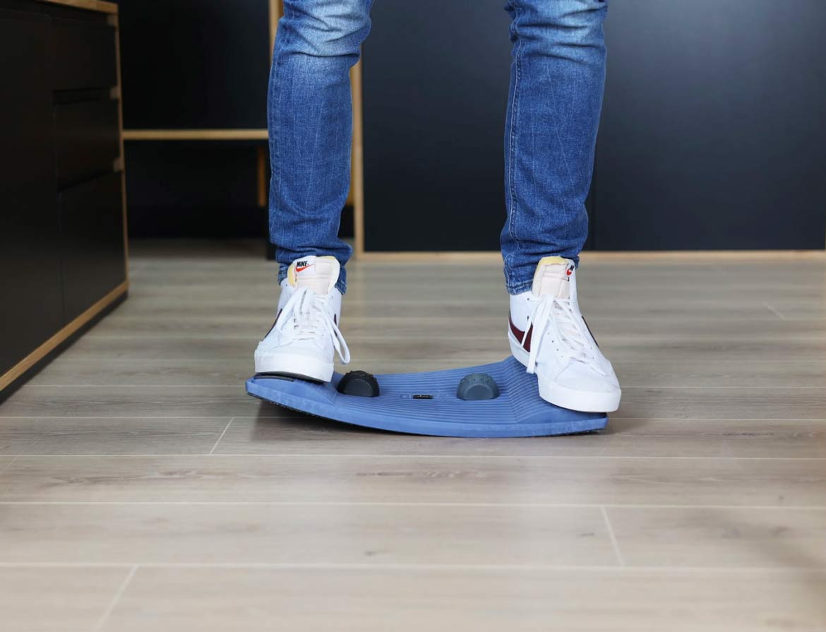 GYMBA Balance Board Fußstützen im Stehen und Sitzen