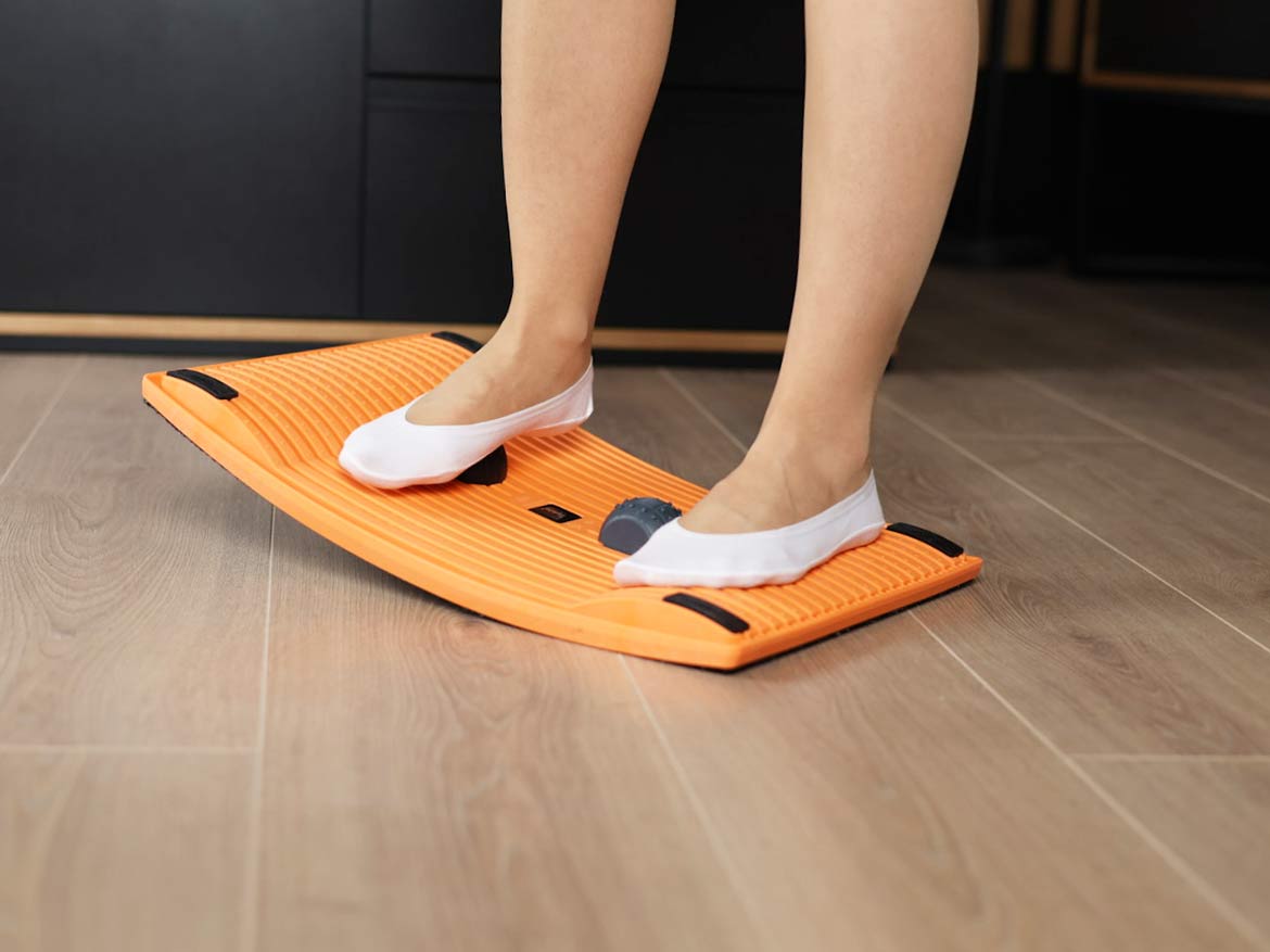 GYMBA Balance Board Fußstützen im Stehen und Sitzen
