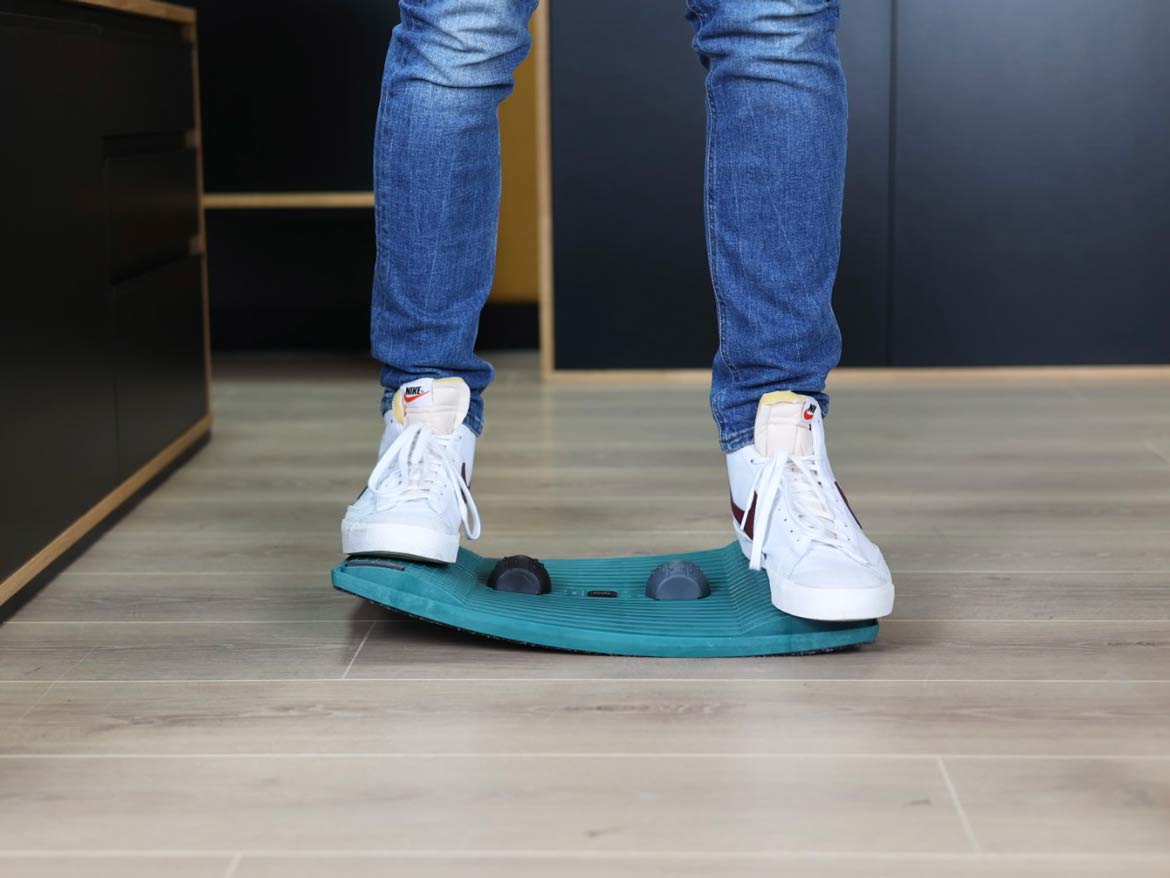 GYMBA Balance Board Fußstützen im Stehen und Sitzen