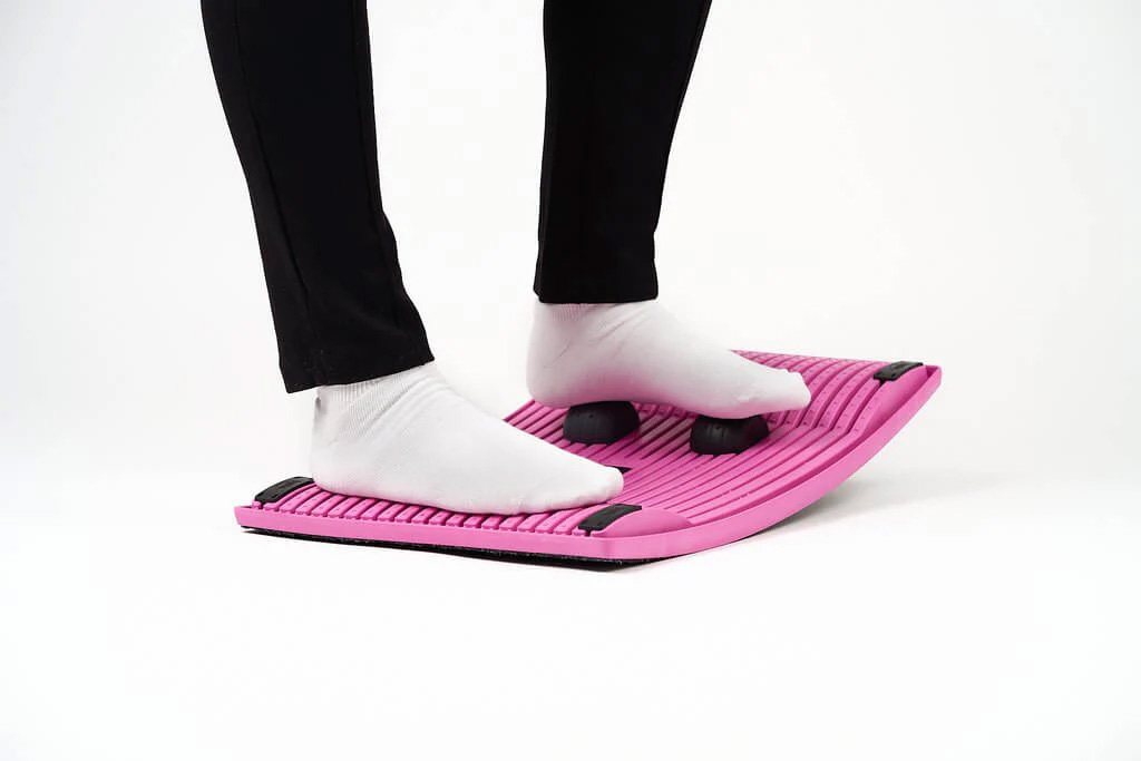 GYMBA Balance Board Fußstützen im Stehen und Sitzen