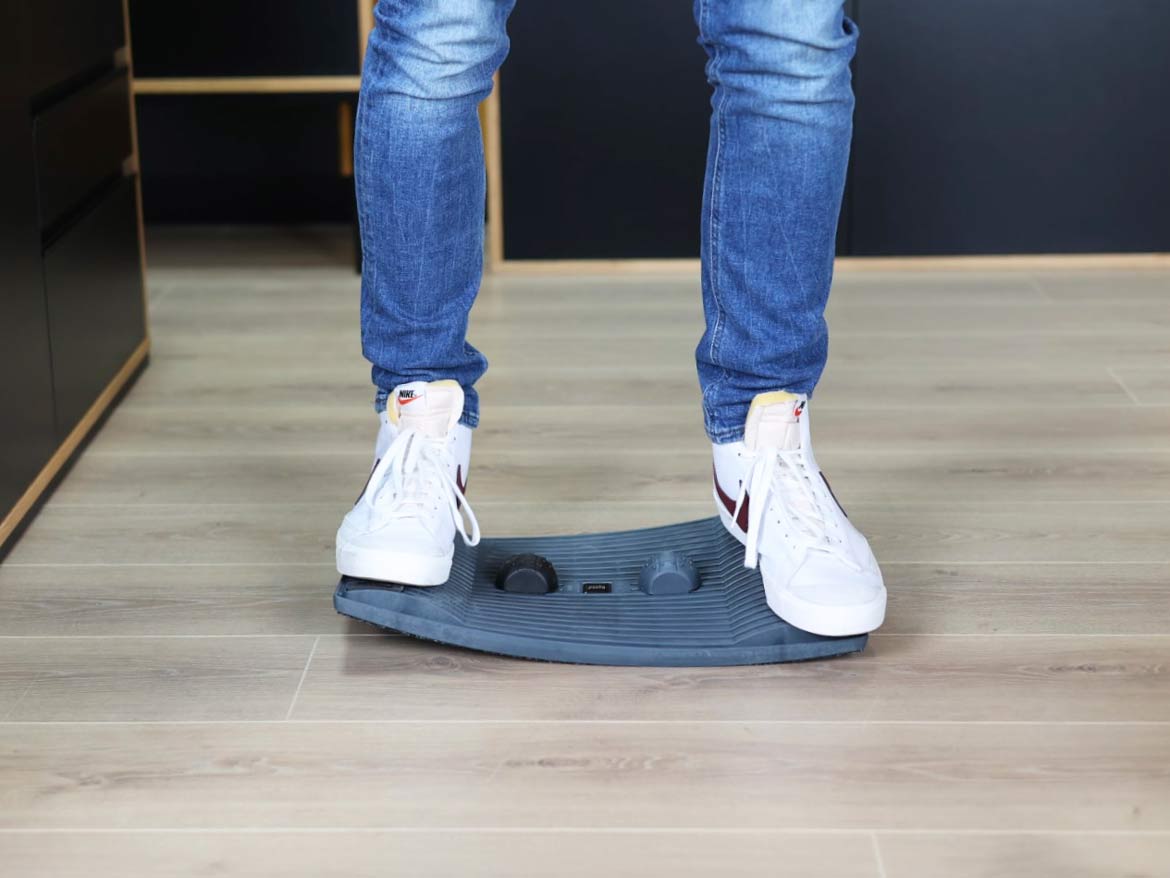 GYMBA Balance Board Fußstützen im Stehen und Sitzen