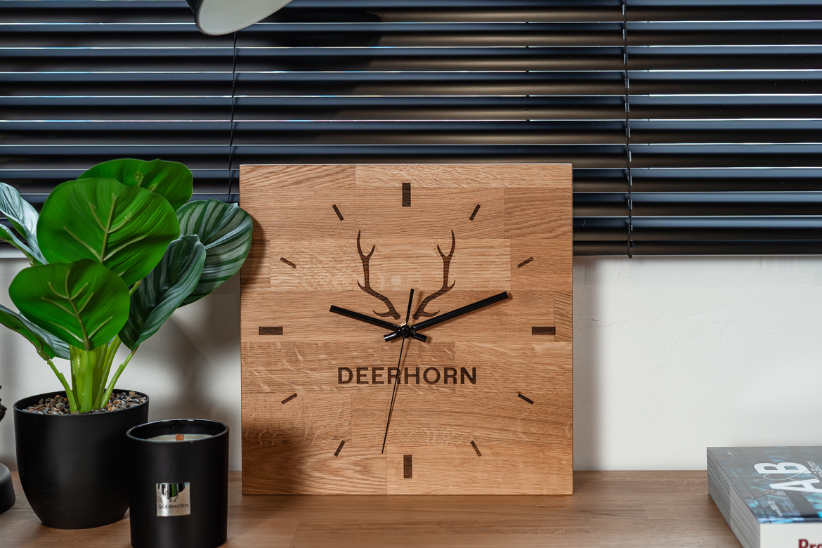 Wanduhr aus Holz für das Büro