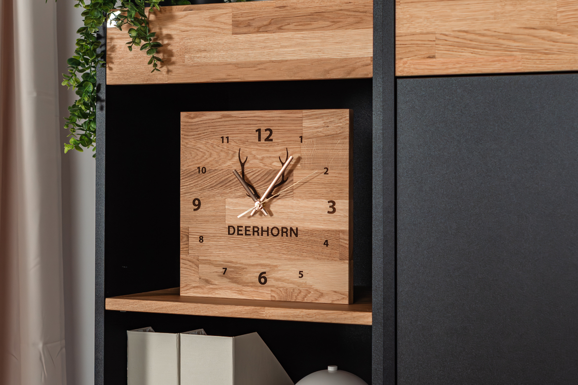Wanduhr aus Holz für das Büro