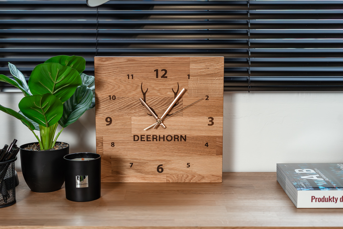 Wanduhr aus Holz für das Büro
