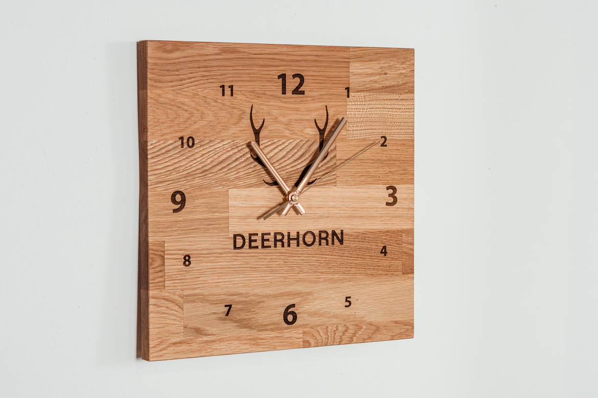 Wanduhr aus Holz für das Büro