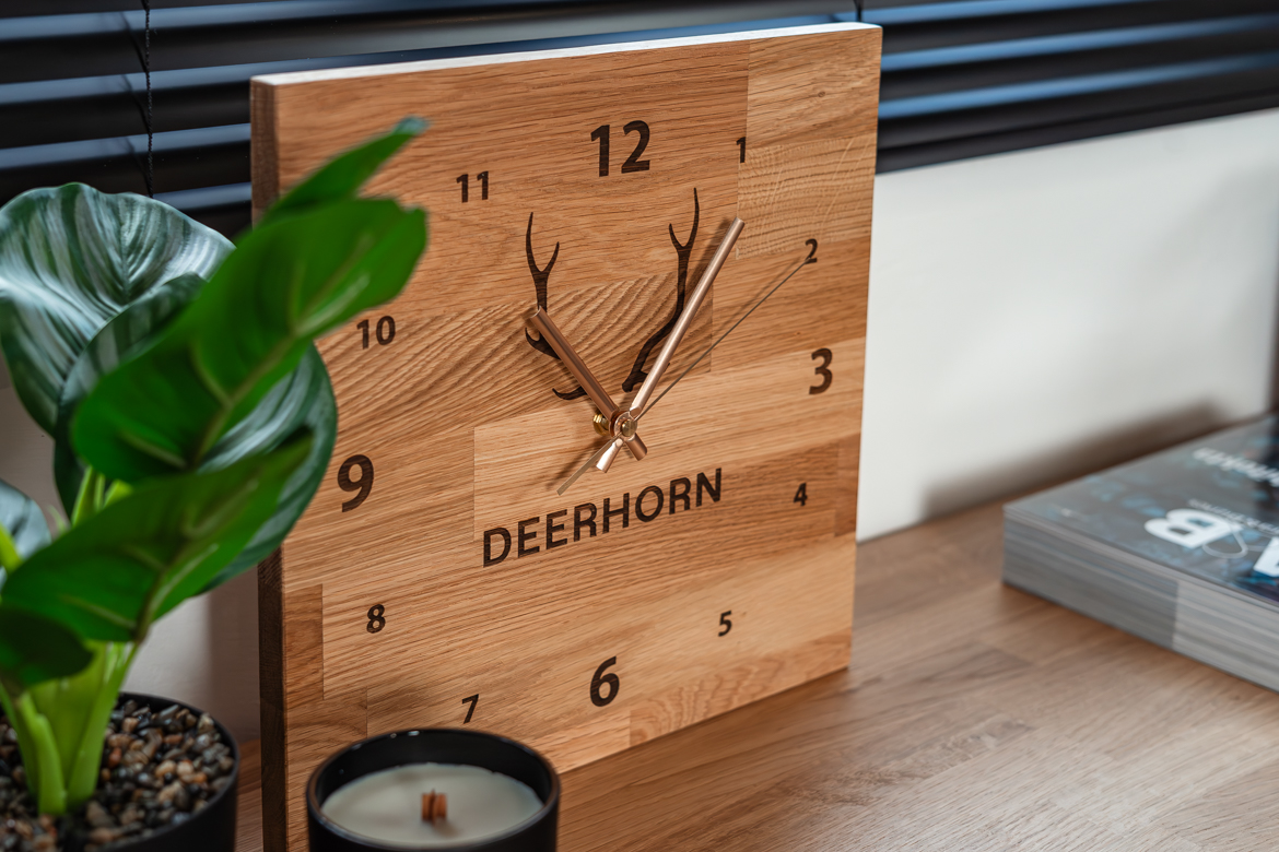 Wanduhr aus Holz für das Büro