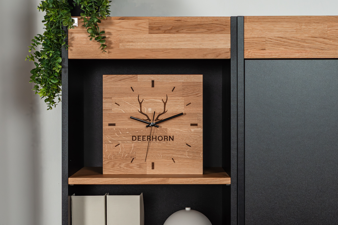 Wanduhr aus Holz für das Büro