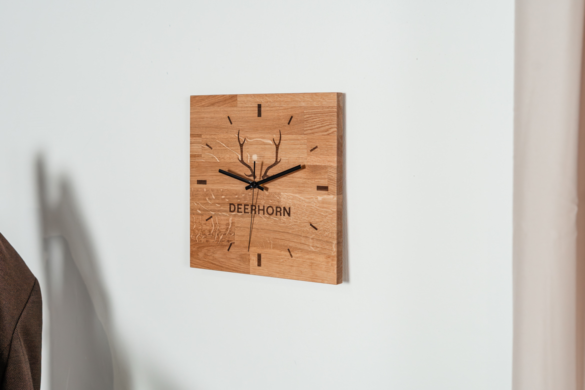 Wanduhr aus Holz für das Büro