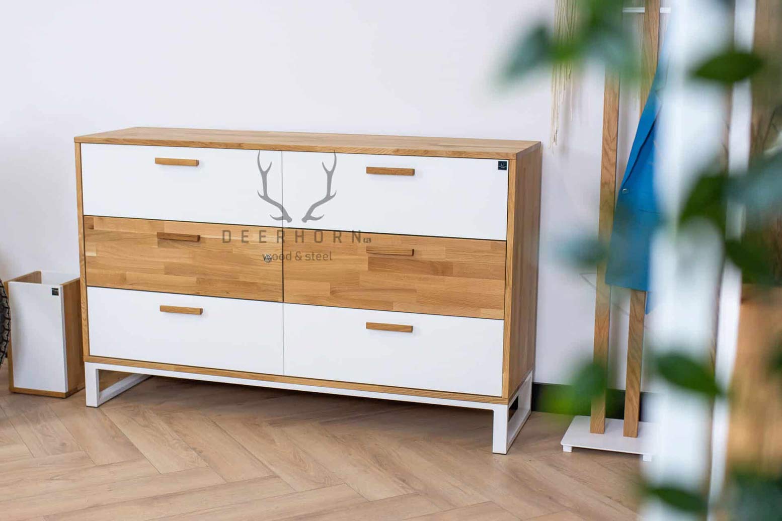 Weiße Bürokommode aus Holz und Metall im industriellen Loft-Stil. Breite 140cm