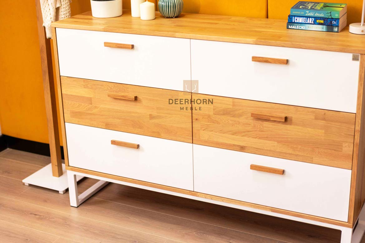 Weiße Bürokommode aus Holz und Metall im industriellen Loft-Stil. Breite 140cm
