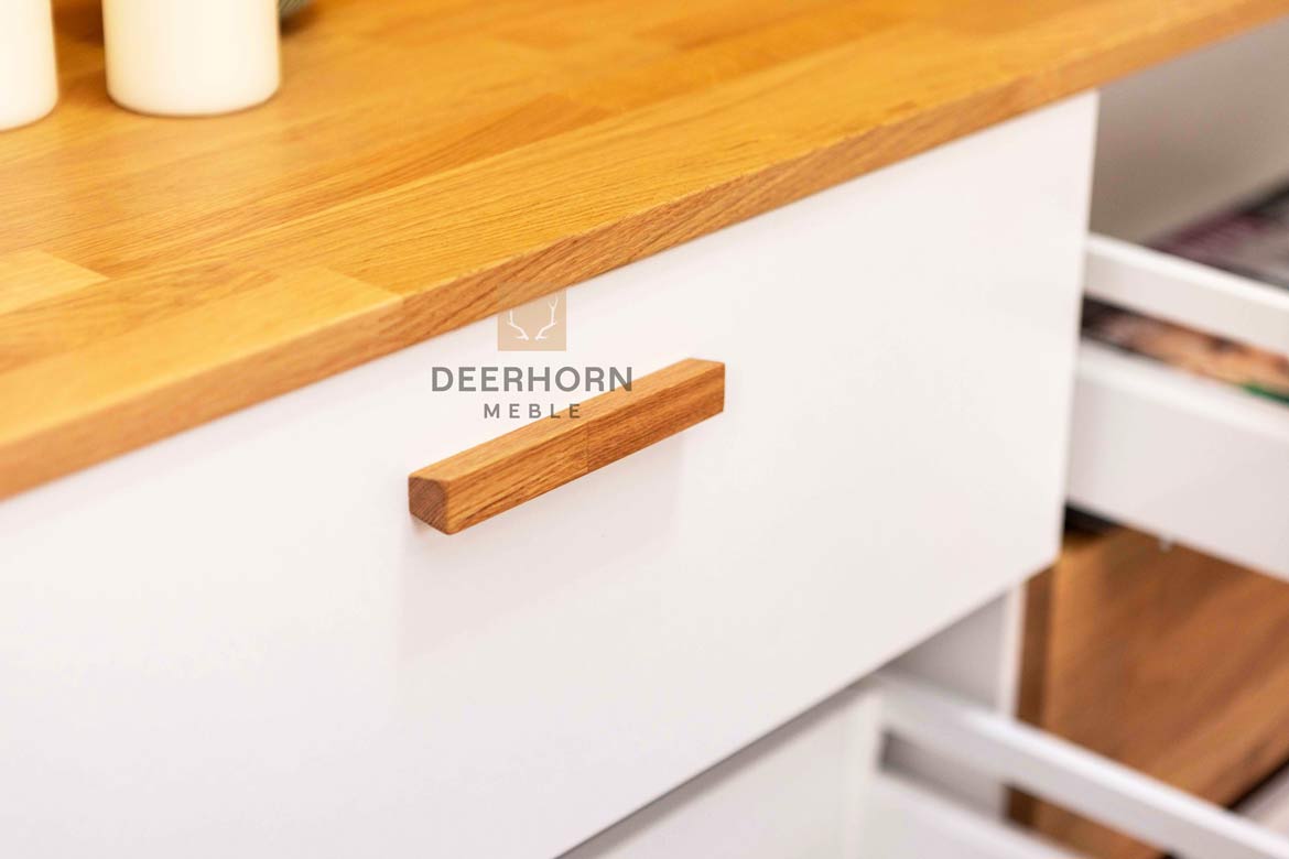 Weiße Bürokommode aus Holz und Metall im industriellen Loft-Stil. Breite 140cm