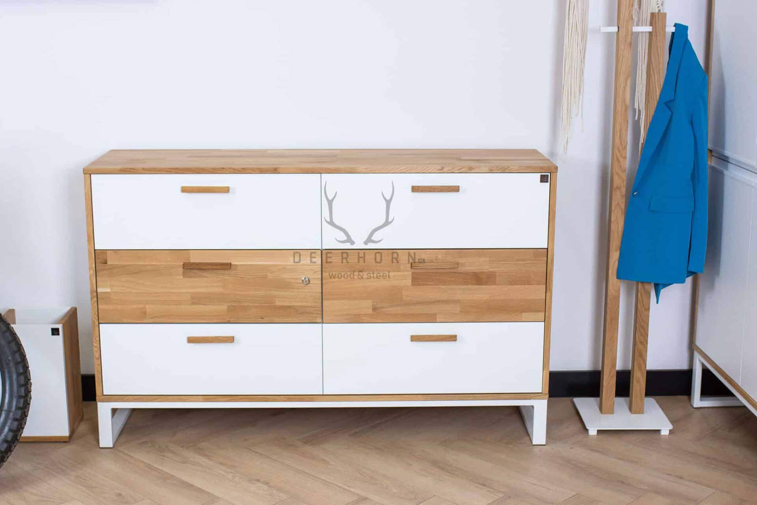 Weiße Bürokommode aus Holz und Metall im industriellen Loft-Stil. Breite 140cm