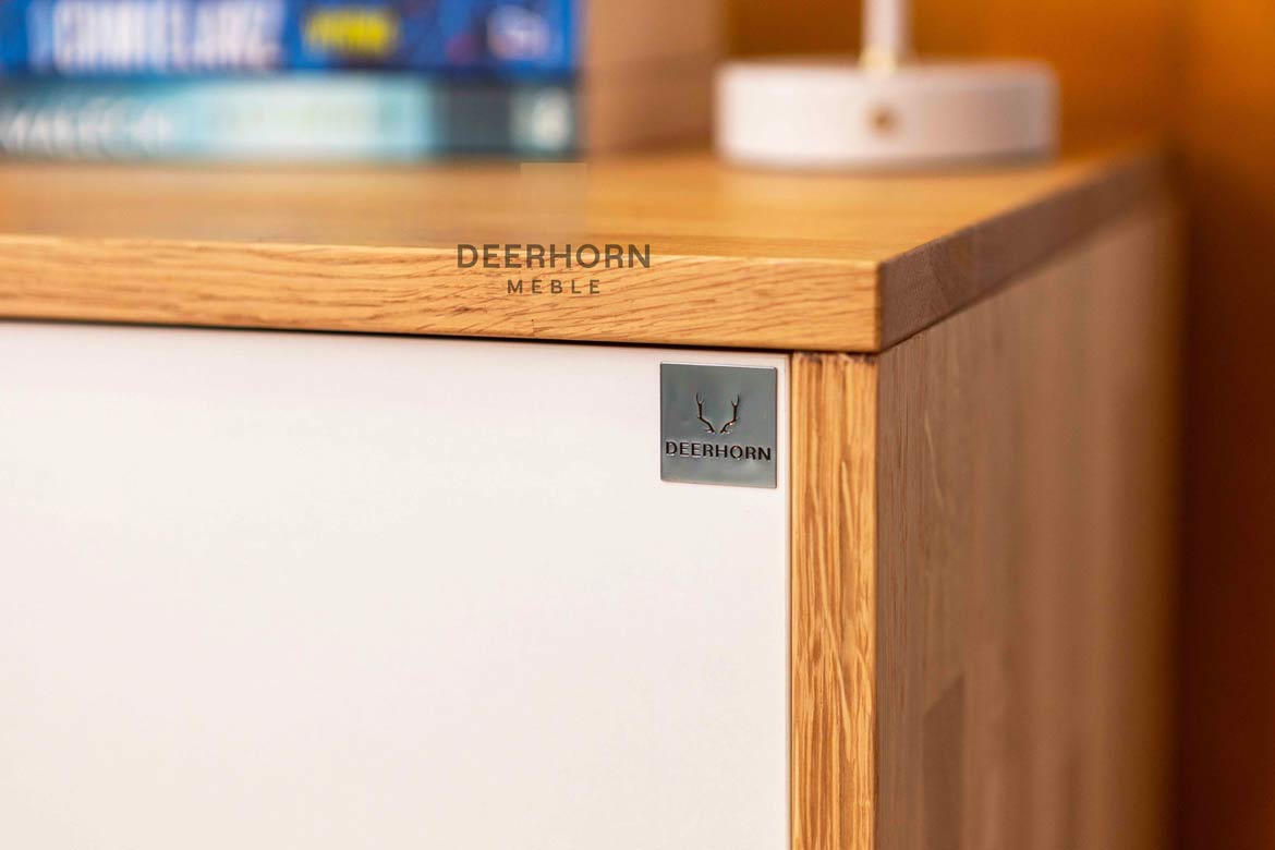 Weiße Bürokommode aus Holz und Metall im industriellen Loft-Stil. Breite 140cm