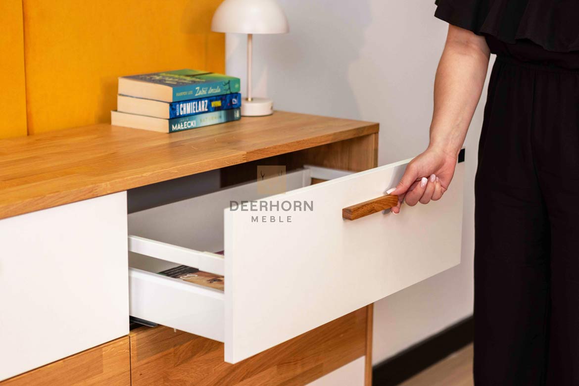 Weiße Bürokommode aus Holz und Metall im industriellen Loft-Stil. Breite 140cm