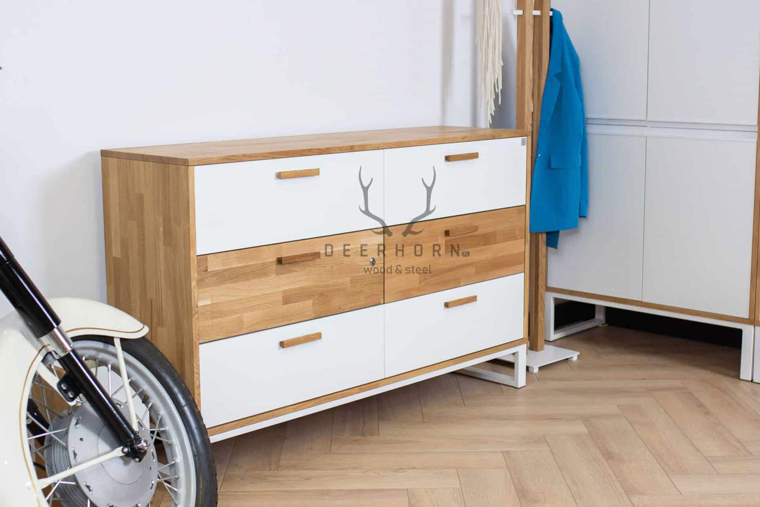 Weiße Bürokommode aus Holz und Metall im industriellen Loft-Stil. Breite 140cm