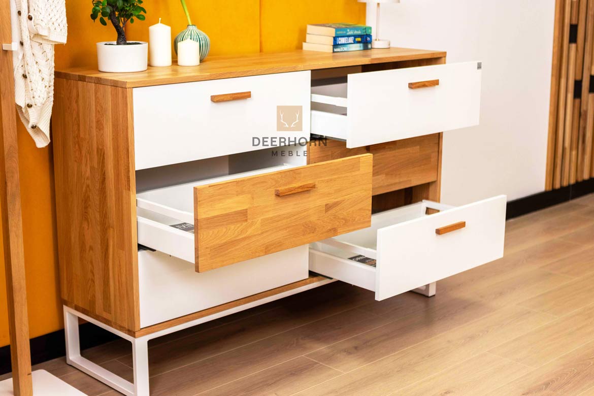 Weiße Bürokommode aus Holz und Metall im industriellen Loft-Stil. Breite 140cm