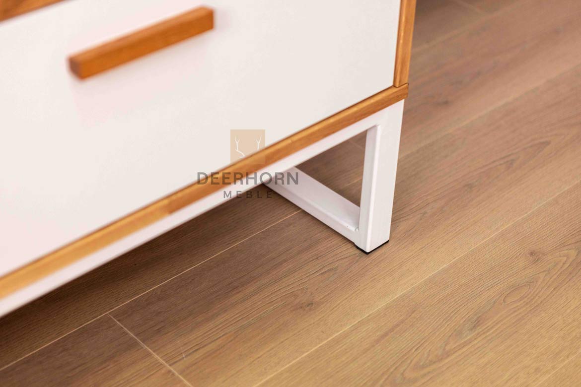 Weiße Bürokommode aus Holz und Metall im industriellen Loft-Stil. Breite 140cm