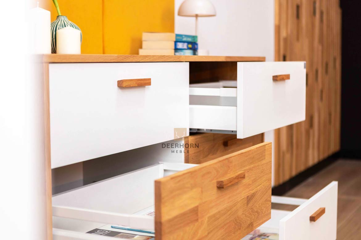 Weiße Bürokommode aus Holz und Metall im industriellen Loft-Stil. Breite 140cm