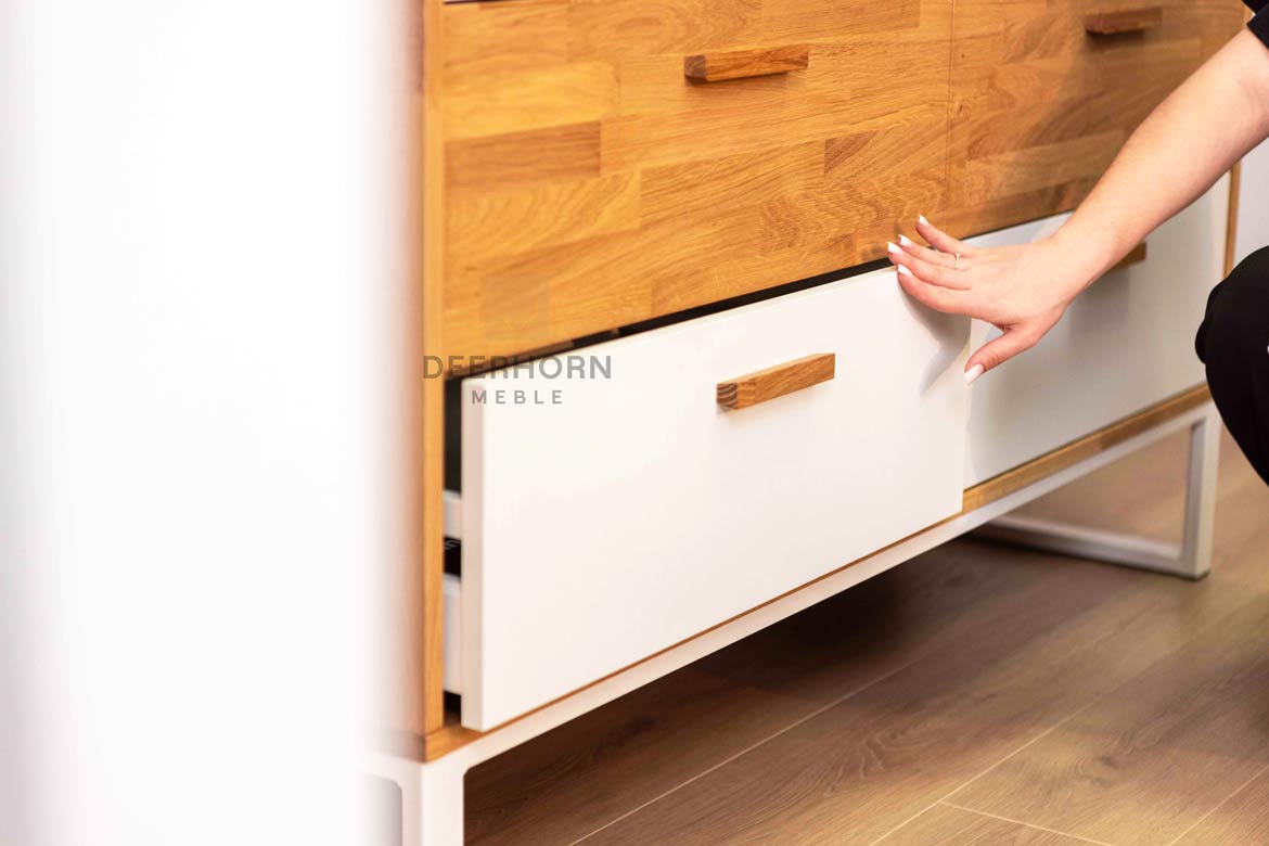Weiße Bürokommode aus Holz und Metall im industriellen Loft-Stil. Breite 140cm