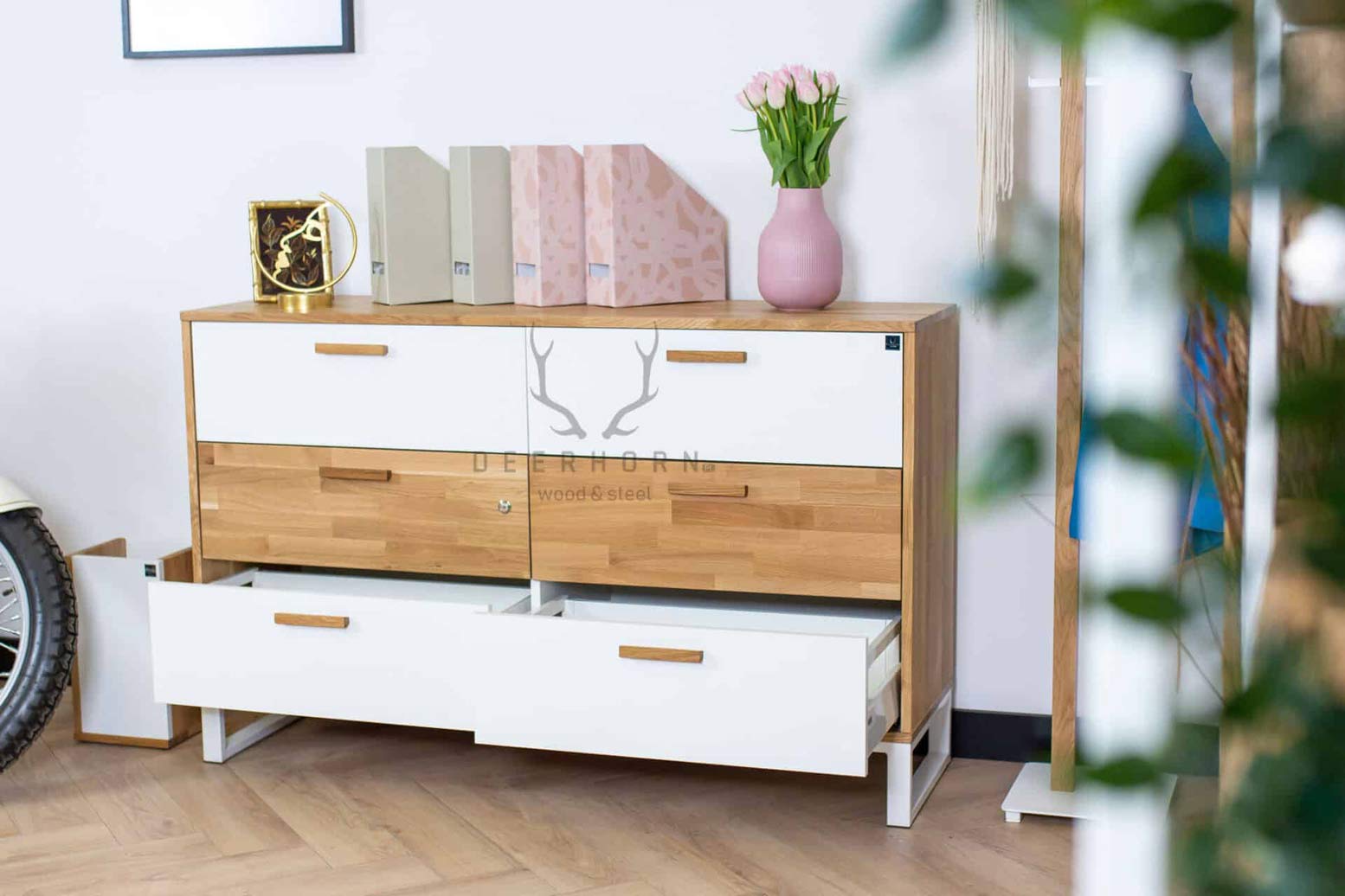 Weiße Bürokommode aus Holz und Metall im industriellen Loft-Stil. Breite 140cm