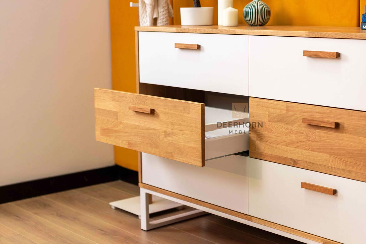 Weiße Bürokommode aus Holz und Metall im industriellen Loft-Stil. Breite 140cm