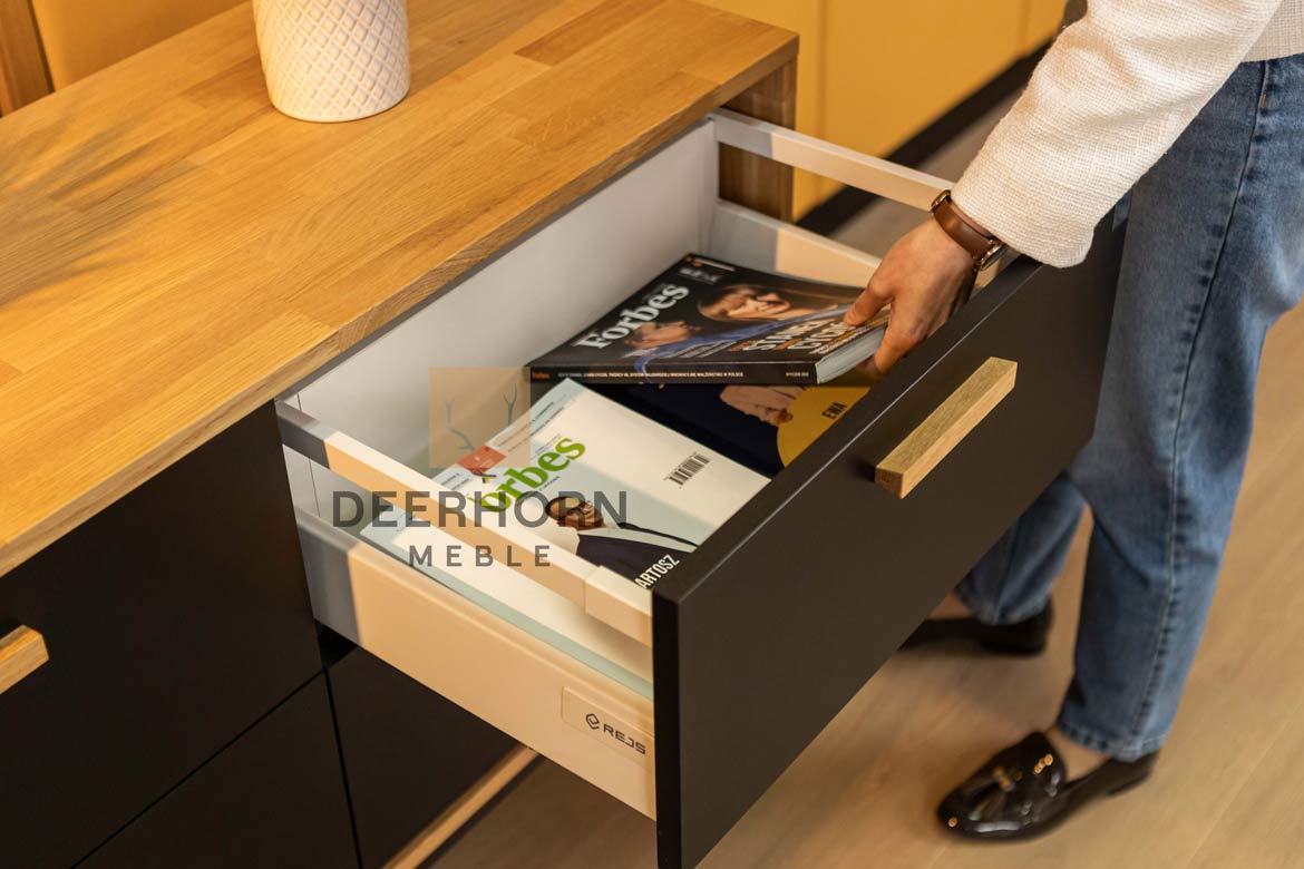 Schwarze Kommode aus Holz und Metall