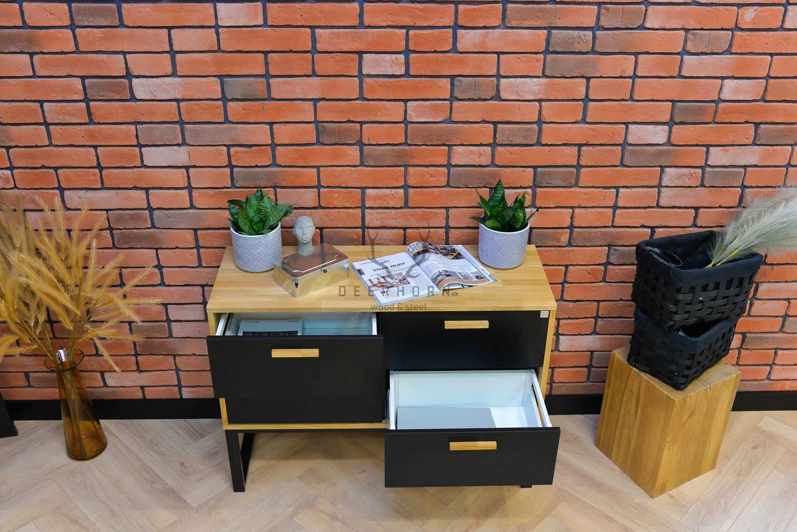 Schwarze Kommode aus Holz und Metall