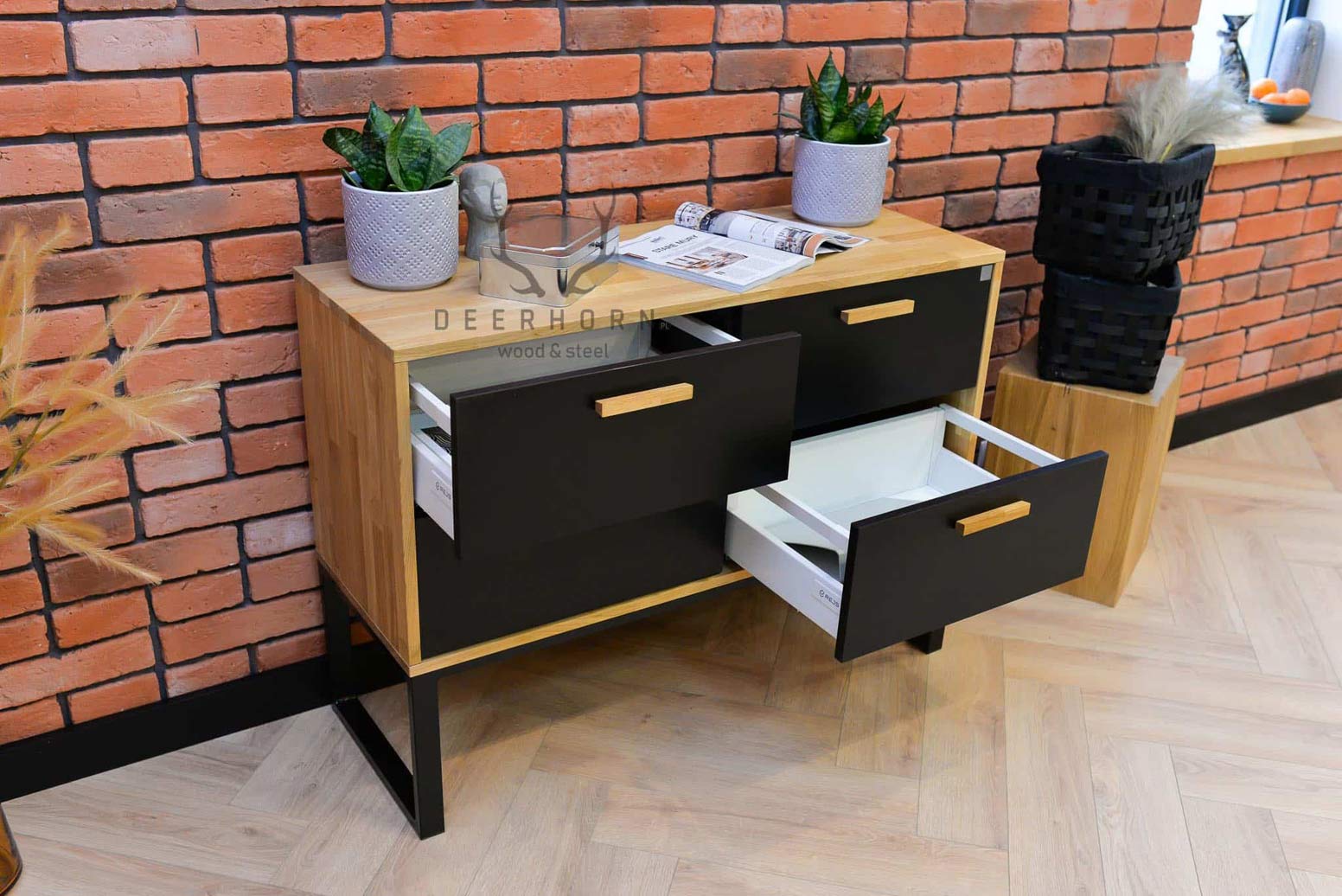 Schwarze Kommode aus Holz und Metall
