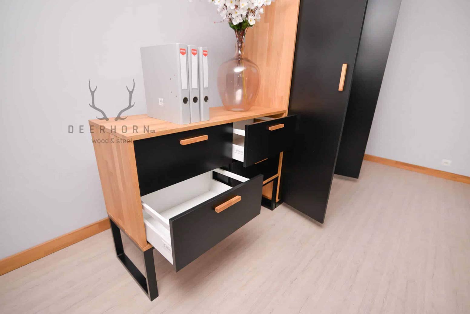 Schwarze Kommode aus Holz und Metall