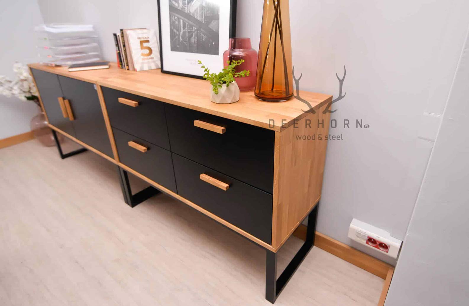 Schwarze Kommode aus Holz und Metall