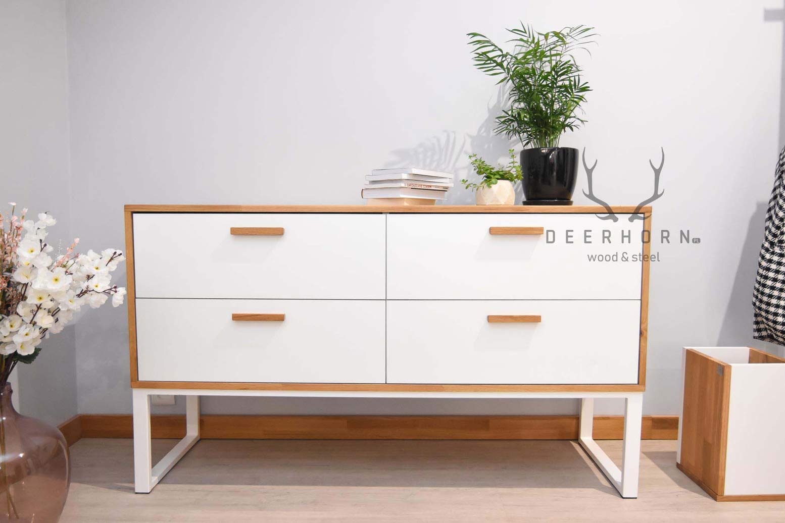 Weiße Kommode für Büro oder Arbeitszimmer, moderner Loft-Stil