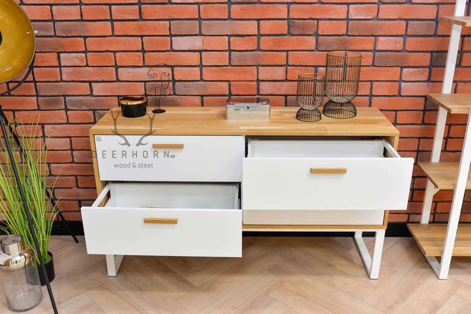 Weiße Kommode für Büro oder Arbeitszimmer, moderner Loft-Stil