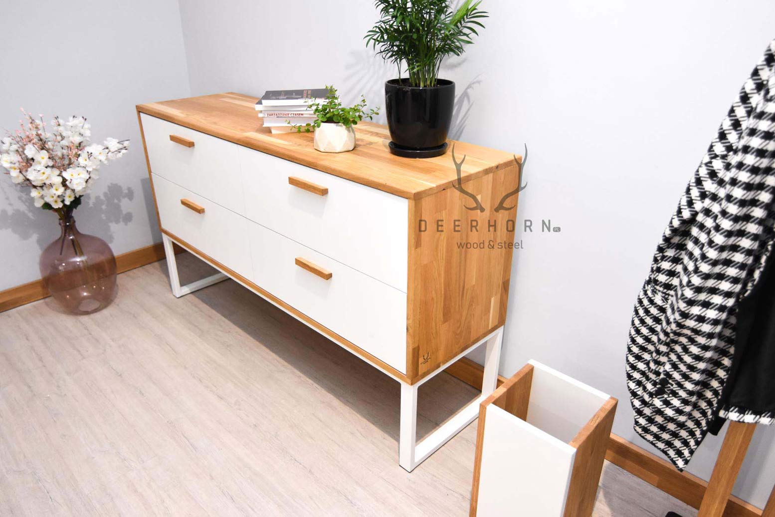 Weiße Kommode für Büro oder Arbeitszimmer, moderner Loft-Stil