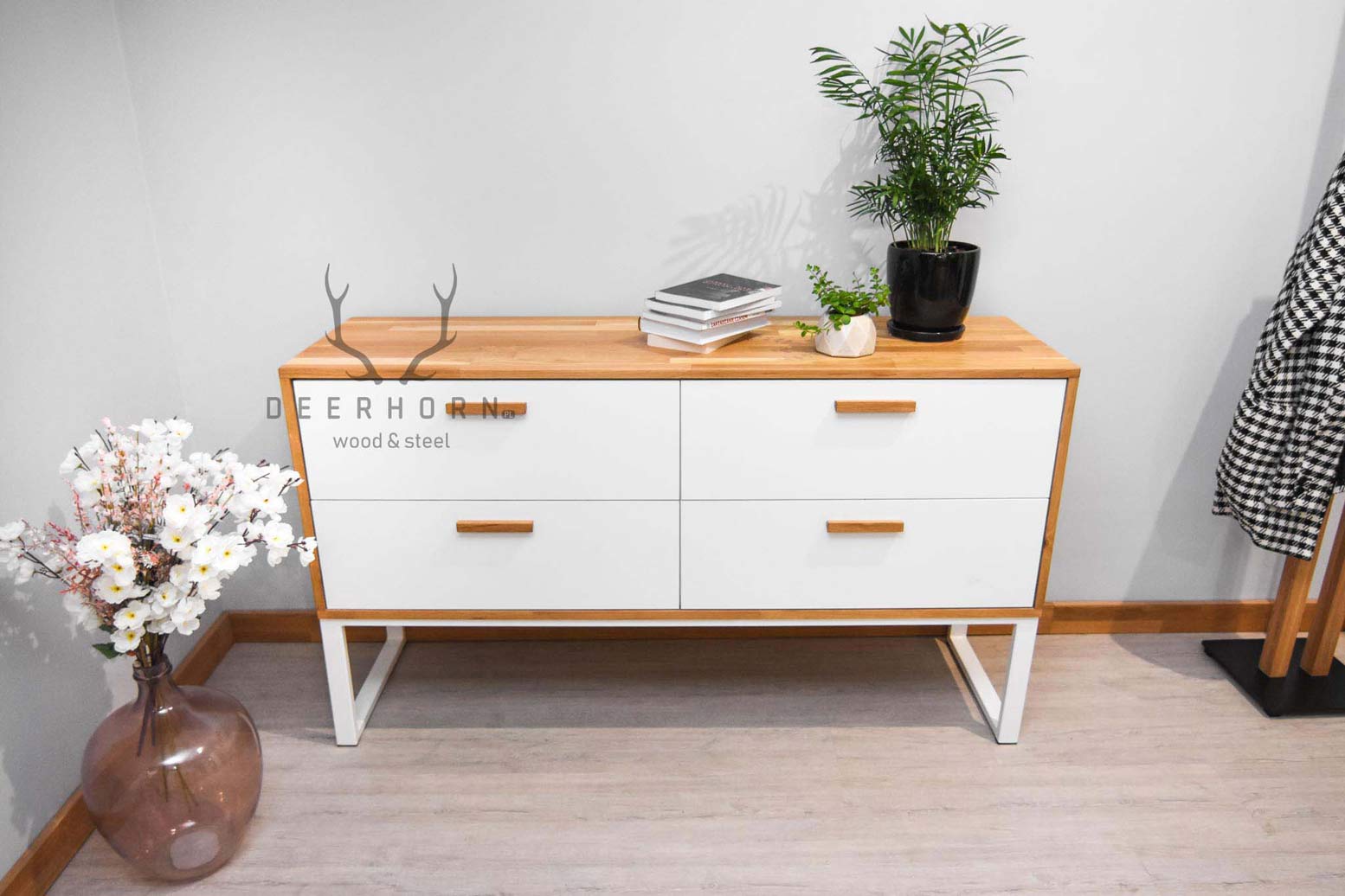 Weiße Kommode für Büro oder Arbeitszimmer, moderner Loft-Stil