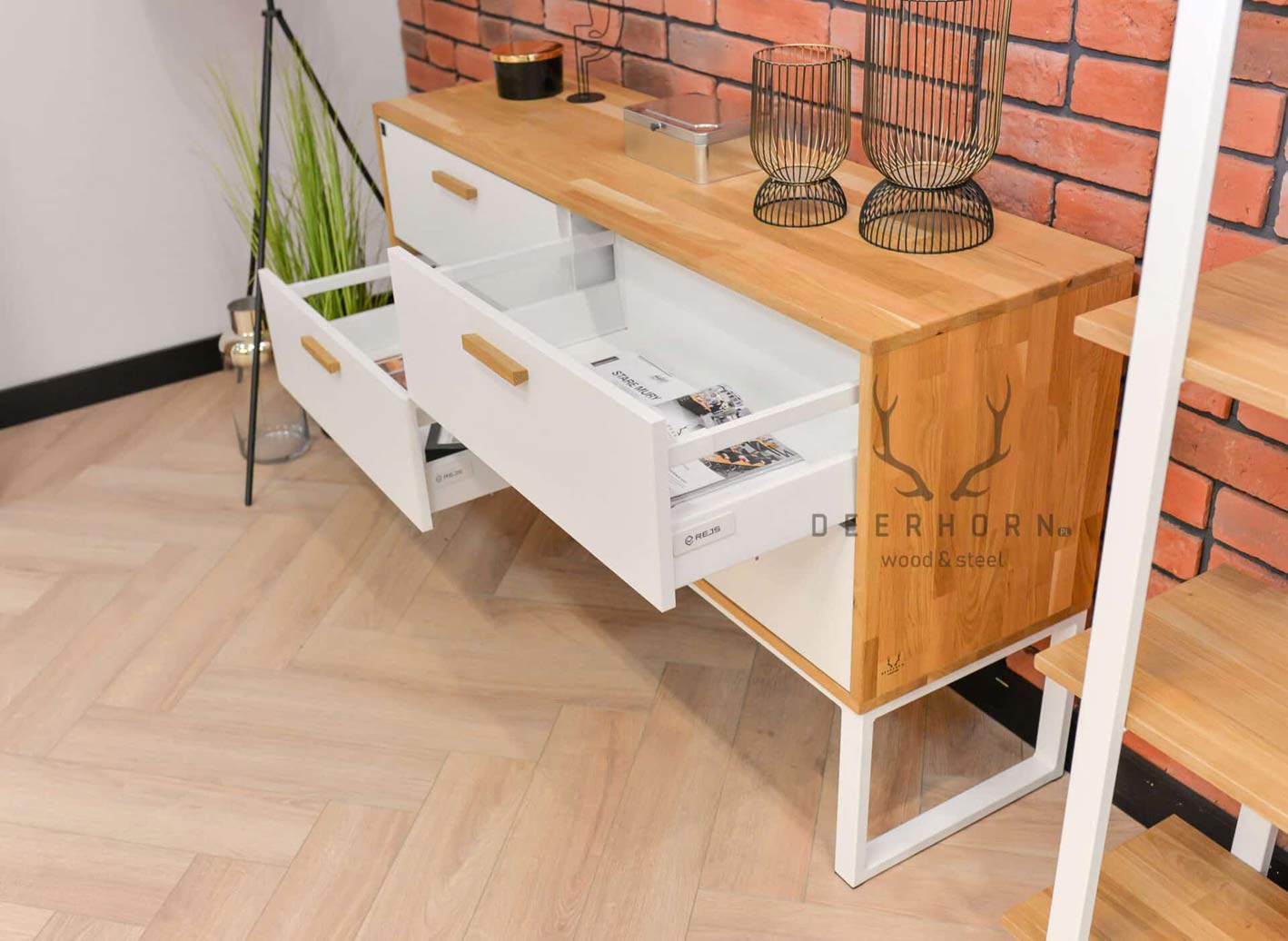 Weiße Kommode für Büro oder Arbeitszimmer, moderner Loft-Stil