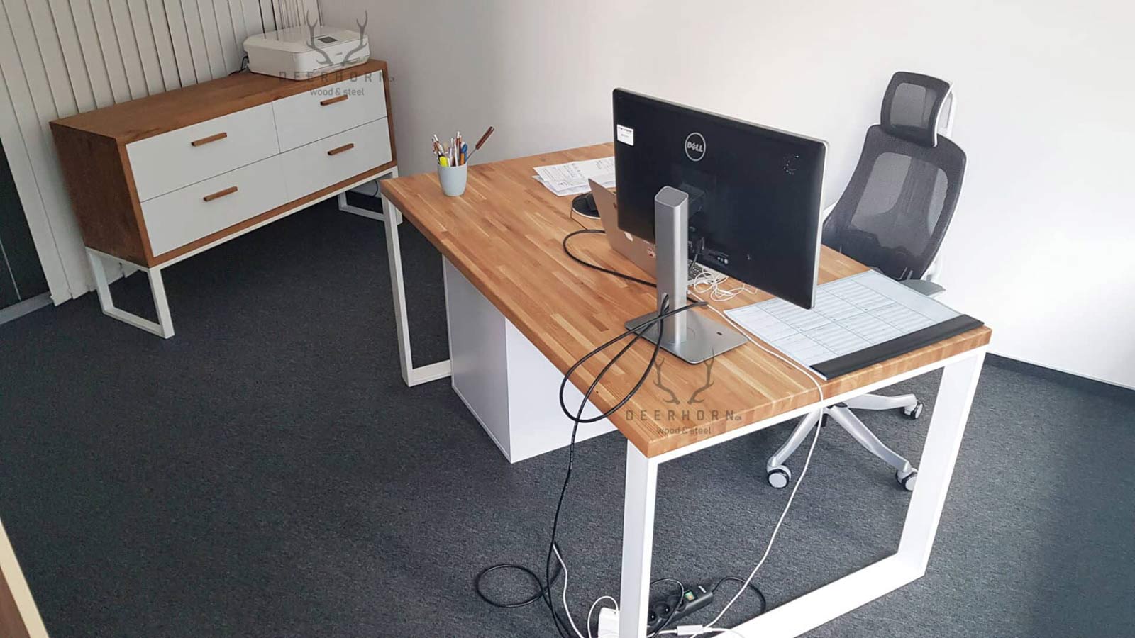 Weiße Kommode für Büro oder Arbeitszimmer, moderner Loft-Stil
