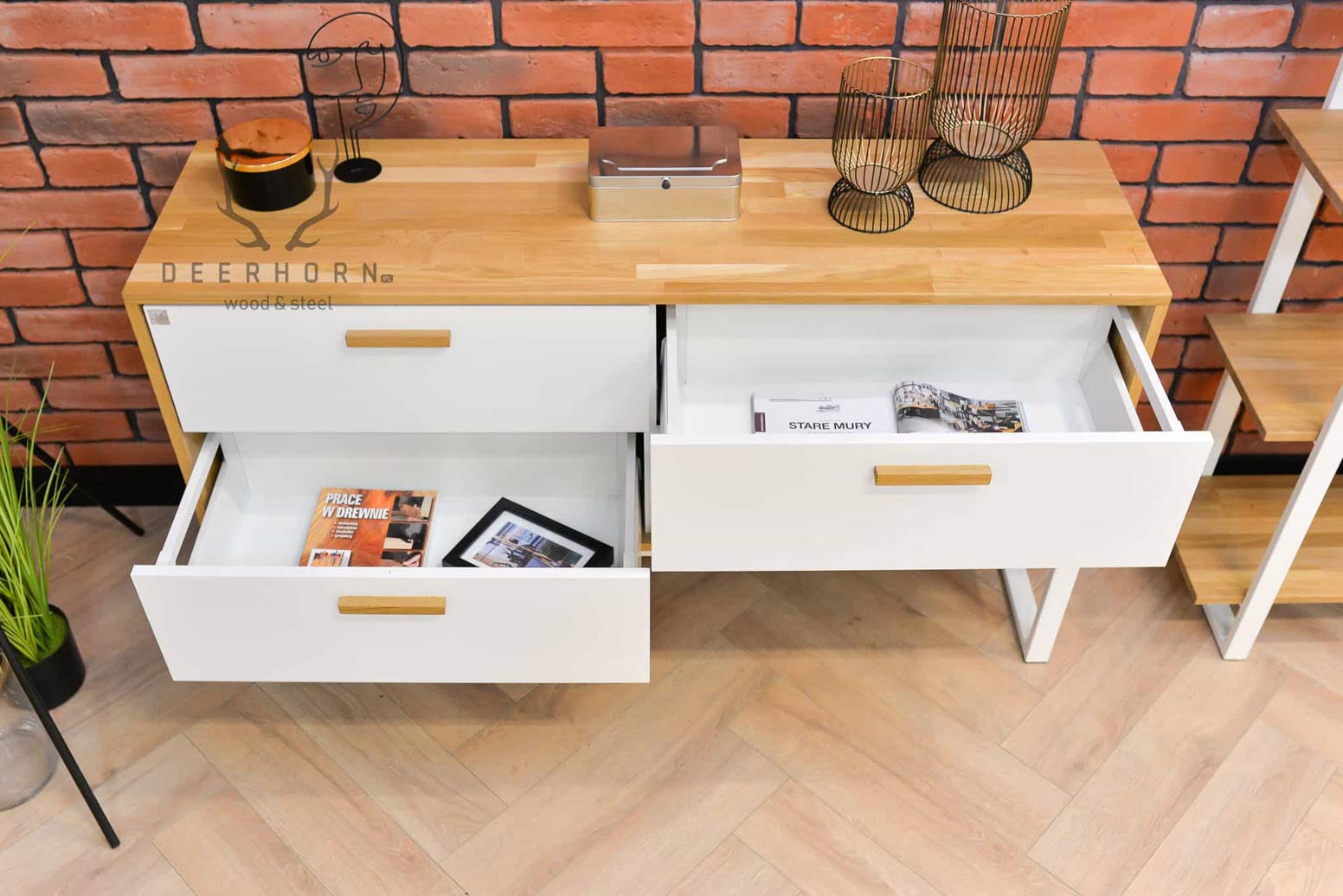 Weiße Kommode für Büro oder Arbeitszimmer, moderner Loft-Stil