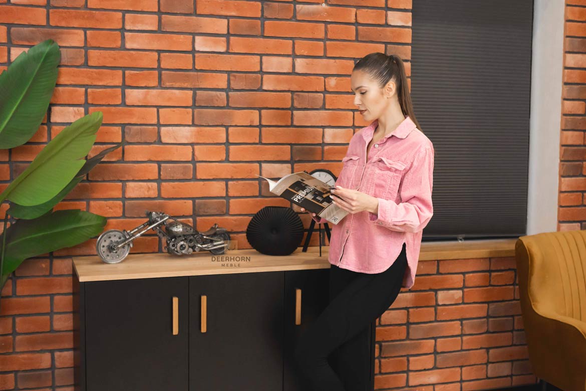 Praktische dreitürige, abschließbare schwarze Kommode für Büro und Haushalt