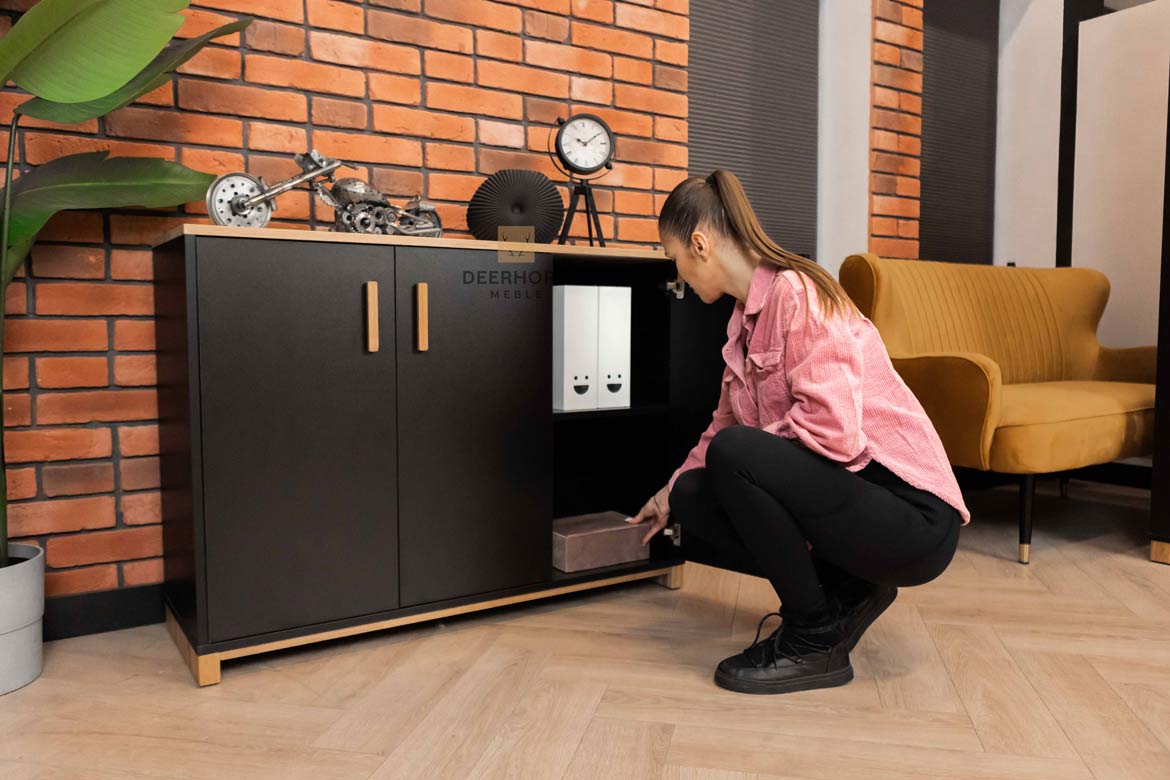 Praktische dreitürige, abschließbare schwarze Kommode für Büro und Haushalt