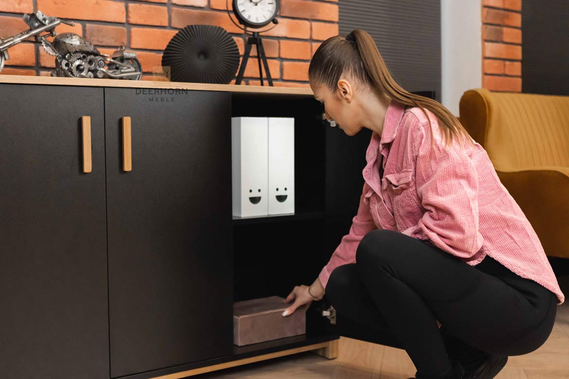 Praktische dreitürige, abschließbare schwarze Kommode für Büro und Haushalt