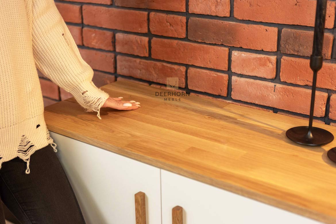 Weiße dreitürige Kommode mit Holzplatte