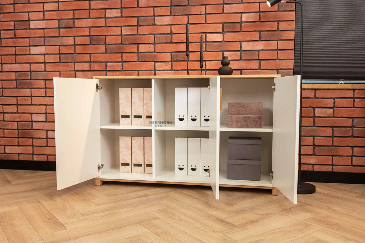 Weiße dreitürige Kommode mit Holzplatte