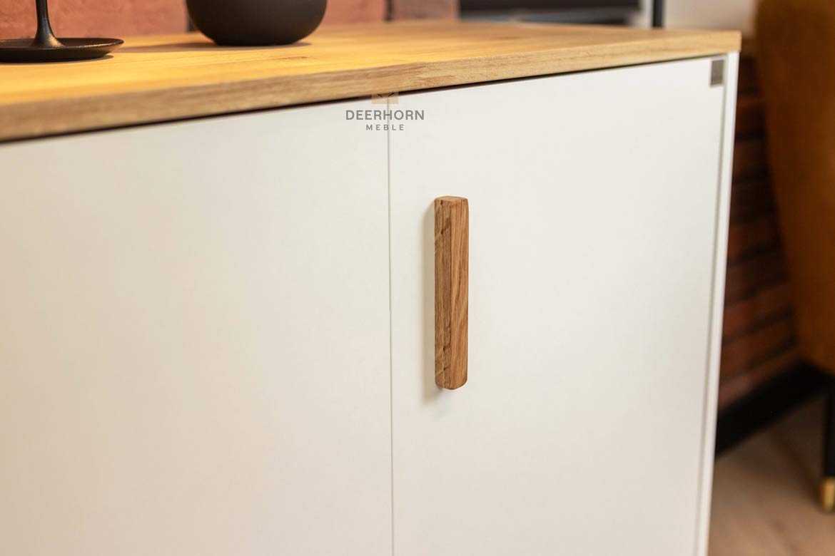 Weiße dreitürige Kommode mit Holzplatte