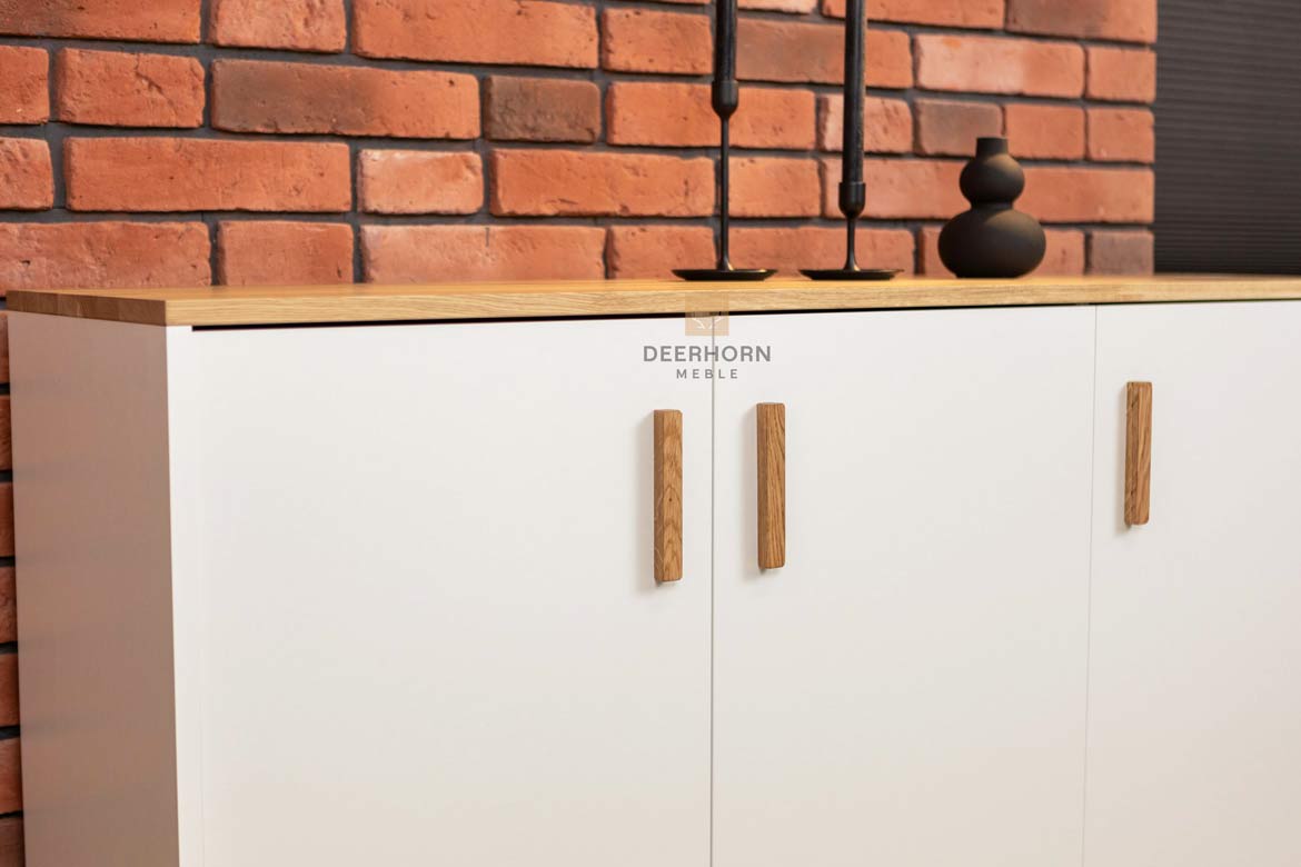 Weiße dreitürige Kommode mit Holzplatte