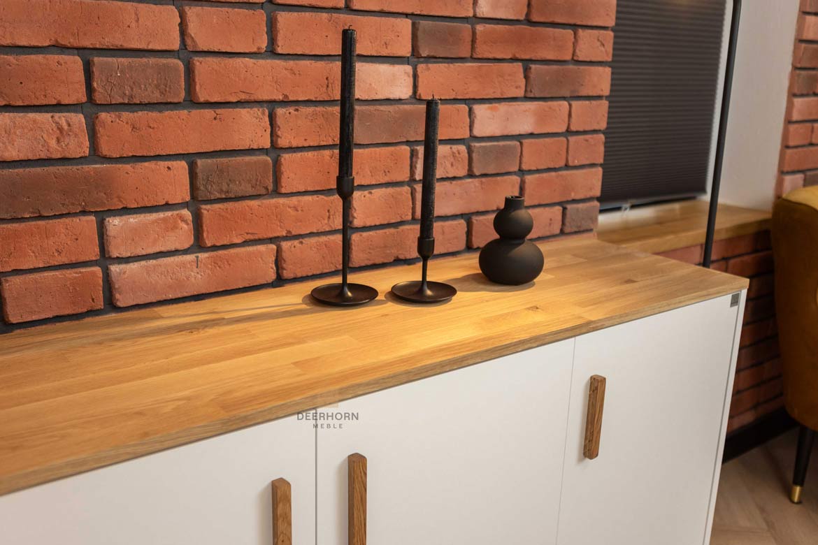Weiße dreitürige Kommode mit Holzplatte